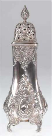 Zuckerstreuer, Sheffield 1895, Henry Wigfull, 925er Silber, punziert, 204 g, 4-kantige, sich verjüngende Form mit Floral- und Rocaillenrelief, Streukopf mit Fackelbekrönung, H. 20 cm - Foto 1