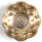 Münzschälchen, 800er Silber, blütenförmig geschweift, im Spiegel Maria-Theresien-Taler 1780, Ges.-Gew. 82,46 g, H. 2,8 cm, Dm. 10,5 cm - Foto 1