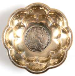 Münzschälchen, 800er Silber, blütenförmig geschweift, im Spiegel Maria-Theresien-Taler 1780, Ges.-Gew. 82,46 g, H. 2,8 cm, Dm. 10,5 cm