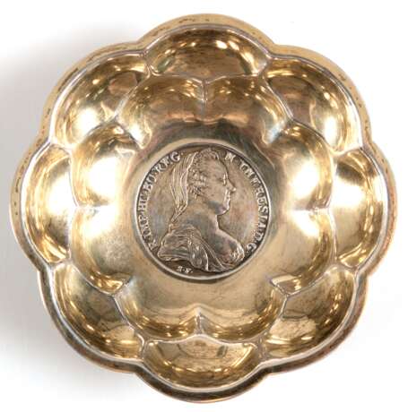 Münzschälchen, 800er Silber, blütenförmig geschweift, im Spiegel Maria-Theresien-Taler 1780, Ges.-Gew. 82,46 g, H. 2,8 cm, Dm. 10,5 cm - Foto 1