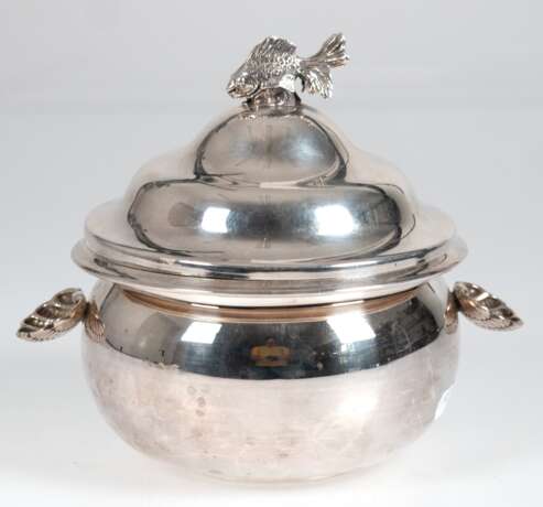 Kaviar-Dose, rund, 925er Silber, mit Glaseinsatz, mit Muscheln als seitl. Handhaben, aufgewölbter Deckel mit plastischem Fisch als Bekrönung, Deckel mit kl. Delle, Gew. 694 g, Dm. 15,5 cm, H. 17,5 cm - photo 1