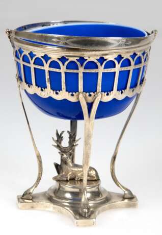 Biedermeier-Henkelschale mit blauem Glaseinsatz, Silber, Dänemark 1808, auf vierpassigem Stand liegt zwischen 4 Bocksbeinen plastischer Hirsch, durchbrochen gearbeitete Wandung, fein ziseliert, Gew. (ohne Glas) 296 g, H.… - Foto 1