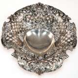 Herzschale auf 4 Volutenfüßen, Tiffany & Co., Sterling-Silber, Nr. 0994T4345, Anfang 20. Jh., breiter durchbrochener Rand mit Rocaille- und Blumendekor, unterseitig verschlungenes Monogramm, Gew, 197 g, 4,5x13,5x14,5… - photo 1