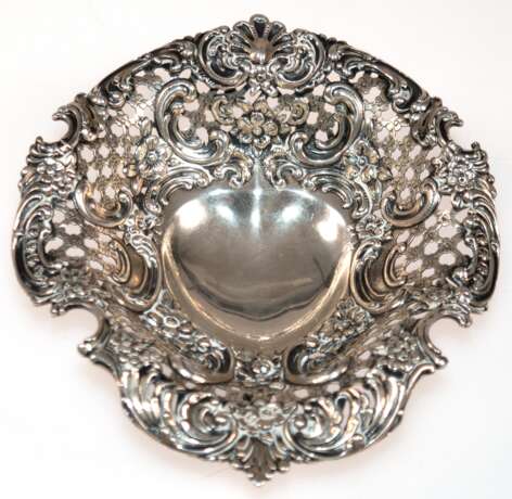 Herzschale auf 4 Volutenfüßen, Tiffany & Co., Sterling-Silber, Nr. 0994T4345, Anfang 20. Jh., breiter durchbrochener Rand mit Rocaille- und Blumendekor, unterseitig verschlungenes Monogramm, Gew, 197 g, 4,5x13,5x14,5… - photo 1