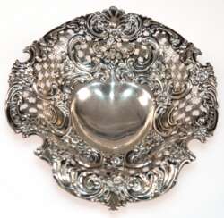 Herzschale auf 4 Volutenfüßen, Tiffany &amp; Co., Sterling-Silber, Nr. 0994T4345, Anfang 20. Jh., breiter durchbrochener Rand mit Rocaille- und Blumendekor, unterseitig verschlungenes Monogramm, Gew, 197 g, 4,5x13,5x14,5…