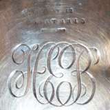 Herzschale auf 4 Volutenfüßen, Tiffany & Co., Sterling-Silber, Nr. 0994T4345, Anfang 20. Jh., breiter durchbrochener Rand mit Rocaille- und Blumendekor, unterseitig verschlungenes Monogramm, Gew, 197 g, 4,5x13,5x14,5… - photo 2