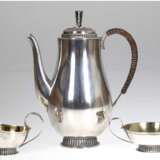 Mokkakernstück, 3-teilig, 830/925er Silber, Schweden, Stand und Deckel mit Stabfries, glatte Wandung, Kannenhenkel mit Lederumwicklung, H. 19 cm, ges. 422 g - photo 1