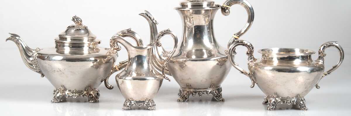 Kaffee- und Teekernstück, 4-teilig, Silber, England, London, bestehend aus Kaffeekanne, H. 25 cm, Teekanne, H. 18 cm, Sahnekännchen, H. 16 cm und Zuckerschale, H. 13,5 cm, Kannen mit Blüten als Deckelbekrönung, Ohrenhenk…