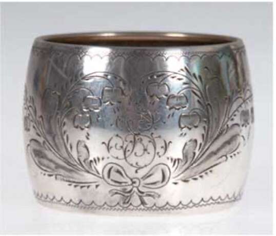 Jugendstil-Serviettenring, deutsch, 800er Silber, punziert, ca. 36 g, runde Form mit fein ziseliertem Floraldekor und Monogrammgravur, Dm. 5,5 cm, B. 3,9 cm - фото 1