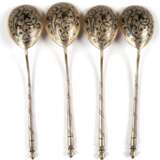 4 Kaffeelöffel, 84 Zol. Silber, punziert, vergoldete Laffe (z.T. etwas berieben), Rückseite mit floralem Niellodekor, Stiel mit Spiraldekor, L. 13 cm - photo 1
