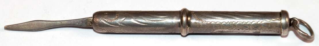 Zahnstocher, Silber (geprüft), hülsenförmiger ziselierter Korpus mit herausdrehbarer Spitze, Ges.-L. mit Öse 8 cm - photo 1