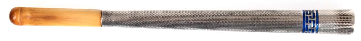 Zigarettenspitze, 900er Silber, mit blau emailliertem Mäanderband, fein reliefierte Oberfläche, L. 12 cm, im Originaletui - photo 1