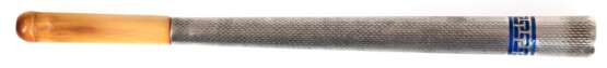 Zigarettenspitze, 900er Silber, mit blau emailliertem Mäanderband, fein reliefierte Oberfläche, L. 12 cm, im Originaletui - photo 1 Zigarettenspitze, 900er Silber, mit blau emailliertem Mäanderband, fein reliefierte Oberfläche, L. 12 cm, im Originaletui - photo 1