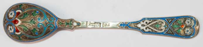 Cloisonne-Löffel, Rußland, Moskau 1886, 88 Zol. (916er) Silber, polychrom emailliert, Gew. 25,47 g, L. 11,5 cm - photo 1