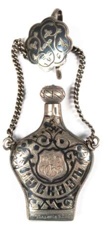 Parfümflakon, 84 Zol. Silber, Kavkaz, Niellodekor, Monogramm- und Namensgravur, dat. 5.3.05, Schraubverschuß, and Kette mit Klammer, Maße Flakon 5,7x3,6x1,1 cm - photo 1
