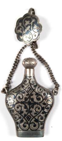 Parfümflakon, 84 Zol. Silber, Kavkaz, Niellodekor, Monogramm- und Namensgravur, dat. 5.3.05, Schraubverschuß, and Kette mit Klammer, Maße Flakon 5,7x3,6x1,1 cm - photo 2