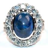 Saphir-Brillant-Ring, 585er WG, ausgefaßt mit 1 ovalen Saphir-Cabochon von ca. 7,15 ct., helles Blau und 18 Brillanten von zus. ca. 1,08 ct., LR - VVS, Ges.-Gew. 8,44 g, RG 49(Wiederbeschaffungswert lt. Expertise 4.190,-… - фото 1