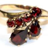 Granat-Ring, 333er GG, ausgefasst mit 5 runden bzw. tropfenförmigen, facettierten Granaten, Ges.-Gew. 2,61 g, RG 55 - фото 1
