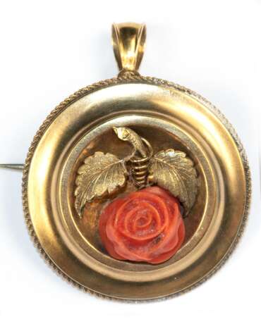 Korallen-Anhänger/Brosche um 1920, 9 k GG (geprüft), rund, mittig plastisch geschnittene Rosenblüte aus Koralle, mit Öse und Broschierung, rücks. verglast, Ges.-Gew. 9,1 g, Dm. (ohne Öse) 3,3 cm - photo 1