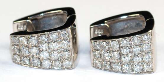 Brillant-Scharniercreolen, 585er WG, ausgefasst mit 42 Brillanten von zus. ca. 0,84 ct., VS-Si, Ges.-Gew. 7,54 g, L. 13 mm, B. 9 mm (Wiederbeschaffungswert lt. Expertise 3.920,- €) - Foto 1
