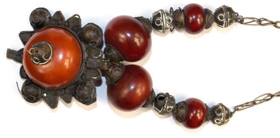 Ethnoschmuck, Nomaden-Kette, Nordafrika, wohl Tuareg, silberfarbenes Metall und braune Glieder, L. ca. 87 cm - фото 1