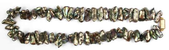 Collier, Keshi-Perlen, grün/gold, Magnetverschluß, 925er Silber, vergoldet und mattiert, Länge der Perlen ca. 15-16 mm, Länge der Kette ca. 42cm - фото 1