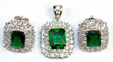 Ohrstecker und Anhänger, 925er Silber, rhodiniert, smaragdfarbener Zirkonia ca. 9 x 8 mm, 2- reihige Entourage aus brillant funkelnden, weißen Zirkonia, Maße ca. 16 x 18 mm