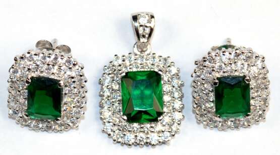 Ohrstecker und Anhänger, 925er Silber, rhodiniert, smaragdfarbener Zirkonia ca. 9 x 8 mm, 2- reihige Entourage aus brillant funkelnden, weißen Zirkonia, Maße ca. 16 x 18 mm - photo 1