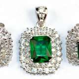Ohrstecker und Anhänger, 925er Silber, rhodiniert, smaragdfarbener Zirkonia ca. 9 x 8 mm, 2- reihige Entourage aus brillant funkelnden, weißen Zirkonia, Maße ca. 16 x 18 mm - photo 1