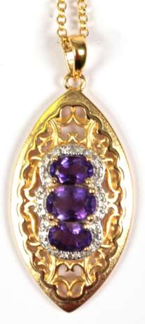 Anhänger mit Kette, 925er Silber, vergoldet, 3 Amethyste, oval facettiert und ein kleiner Diamant, Maße mit Öse ca. 2,8 x 2,7 cm, Kettenlänge ca. 45 cm - photo 1 Anhänger mit Kette, 925er Silber, vergoldet, 3 Amethyste, oval facettiert und ein kleiner Diamant, Maße mit Öse ca. 2,8 x 2,7 cm, Kettenlänge ca. 45 cm - photo 1