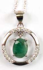 Kette mit Anhänger, 925er Silber, beweglicher Smaragd, ca. 9 x 7 mm, weiße Zirkonia, Durchmesser des Anhängers ca. 1,8 cm, Kettenlänge ca. 45 cm