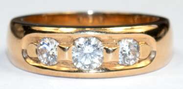 Massiver Band-Ring, 585er GG, ca. 8,6 g, 3 Brillanten von zus. ca. 0,70 ct., TW/SI-P, RG 57, Innendurchmesser 18,1 mm
