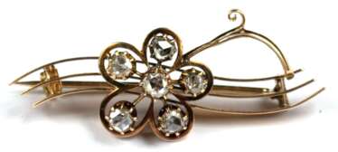 Diamant-Brosche, 585er GG (geprüft) floral gestaltet, ausgefasst mit 6 Diamantrosen, Hakenverschluss mit Sicherheitselement, Ges.-Gew. 6,19 g, L. 4,4 cm