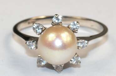 Ring mit Akoya-Perle, Durchmesser ca. 8 mm, 750er WG, ca. 3,1 g, weiße Spinelle, RG 54, Innendurchmesser 17,2 mm
