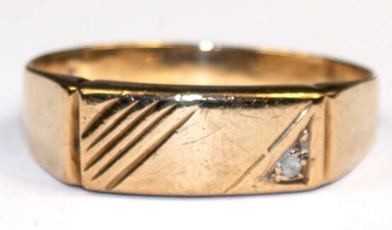 Ring, 333er GG, ca. 2,7 g, mit ungravierter Platte für ev. Monogramm, besetzt mit kleinem Diamanten, RG 62, Innendurchmesser 19,7 mm - photo 1 Ring, 333er GG, ca. 2,7 g, mit ungravierter Platte für ev. Monogramm, besetzt mit kleinem Diamanten, RG 62, Innendurchmesser 19,7 mm - photo 1