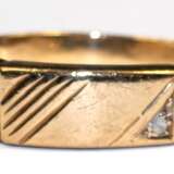 Ring, 333er GG, ca. 2,7 g, mit ungravierter Platte für ev. Monogramm, besetzt mit kleinem Diamanten, RG 62, Innendurchmesser 19,7 mm - Foto 1