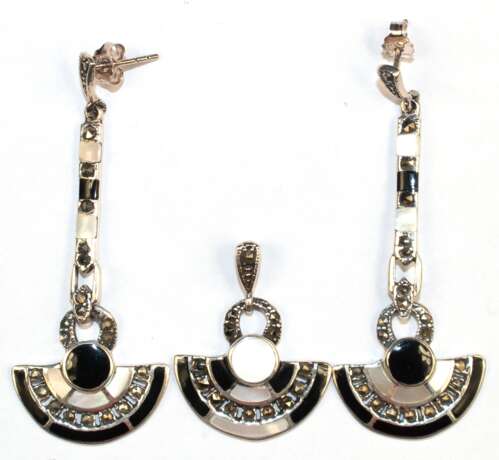 Set im Art-Deco-Stil, Ohrringe ca. 5,6 x 2,3 cm, Anhänger mit Öse ca. 3,0 x 2,3 cm, 925er Silber, Perlmutt, schwarze Email und Markasiten - photo 1