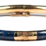 Armreif mit Scharnier, 14 k GG, besetzt mit Lapislazuli, Federverschluss mit Sicherheitskettchen, Ges.-Gew. 14,37 g, Innen-Dm. 5,9 cm - photo 1