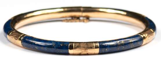 Armreif mit Scharnier, 14 k GG, besetzt mit Lapislazuli, Federverschluss mit Sicherheitskettchen, Ges.-Gew. 14,37 g, Innen-Dm. 5,9 cm - photo 1