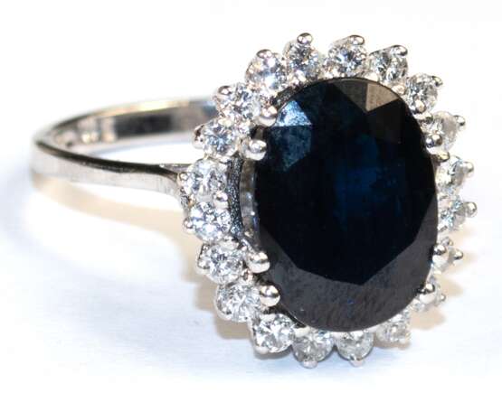 Saphir-Brillant-Ring, 585er WG, ausgefasst mit 1 oval facettierten, dunkelblauen Saphir und 20 kl. Brillanten von zus. ca. 0,6 ct, Ges.-Gew. 4,58 g, RG 55 - photo 1