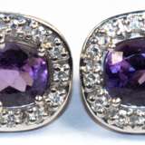Amethyst-Brillant-Ohrstecker mit Klappbrisur, 750er WG (geprüft), je mit 1 oval facettierten Amethyst, umrandet von 14 Brillanten von zus. ca. 0,28 ct., Ges.-Gew. 8,26 g, je 1,8x1,4 cm - фото 2