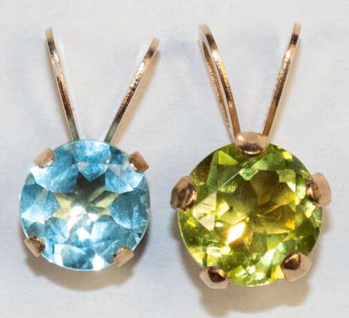 2 Anhänger, GG, 1 x 14 kt. mit Blautopas ca. 3 mm und 1 x 10 kt. mit Peridot, ca. 6 mm - фото 1