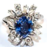 Tansanit-Brillant-Diamant-Ring, 750er WG, aus gefasst mit 1 Tansanit in Ovalschliffvariation von ca. 2,43 ct., 12 Brillanten von zus. ca. 0,67 ct., 6 Diamanten im Baguetteschliff von zus. ca. 0,47 ct. und 2 Diamanten im … - фото 1