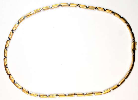 Brillant-Bogencollier, 585er GG/WG, ausgefasst mit 16 Brillanten von zus. ca. 0,24 ct., VVS-VS, geometrische Gestaltung, mattiertes GG und poliertes WG, Steckschloss mit1 Sicherheitsacht, Ges.-Gew. 27,2 g, L. 43 cm (Wie… - фото 1
