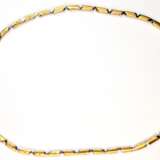 Brillant-Bogencollier, 585er GG/WG, ausgefasst mit 16 Brillanten von zus. ca. 0,24 ct., VVS-VS, geometrische Gestaltung, mattiertes GG und poliertes WG, Steckschloss mit1 Sicherheitsacht, Ges.-Gew. 27,2 g, L. 43 cm (Wie… - фото 1