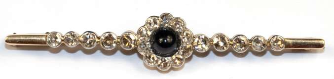 Saphir-Diamant-Stabbrosche, 585er GG/WG (geprüft), Goldschmiedeanfertigung, ausgefasst mit 1 kegelförmigen Saphir-Cabochon von ca. 1,50 ct. und 20 getönten Achtkant-Diamanten von zus. ca. 0,30 ct., Si-P1, Broschierung mi… - Foto 1