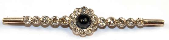 Saphir-Diamant-Stabbrosche, 585er GG/WG (geprüft), Goldschmiedeanfertigung, ausgefasst mit 1 kegelförmigen Saphir-Cabochon von ca. 1,50 ct. und 20 getönten Achtkant-Diamanten von zus. ca. 0,30 ct., Si-P1, Broschierung mi… - Foto 1