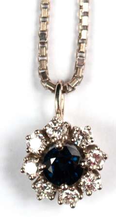Saphir-Brillant-Anhänger mit Kette, 585er WG, ausgefasst mit 1 rund facettierten Saphir von ca. 0,82 ct. und 8 Brillanten von zus. ca. 0,28 ct., VVS-VS, L. (mit Öse) 1,6 cm, Ketten-l. 38 cm, Ges.-Gew. 6,57 g (Wiederbesch… - фото 1