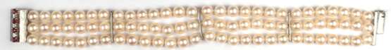 Perlen-Armband, 3-reihig, 585er 5WG-Schließe mit 4 Rubinen besetzt, L. 19 cm, B. 1,9 cm - photo 1