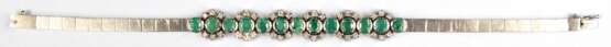 Smaragd-Brillant-Armband, 585er WG, Schauseite besetzt mit 13 oval facettierten Smaragden und 36 Brillanten von zus. ca. 0,72 ct., Steckschloss mit Sicherheitsacht, Ges.-Gew. 18,14 g, L. 17,5 cm - Foto 1